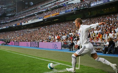 熊猫体育精华-伯贝这头球砸进死角